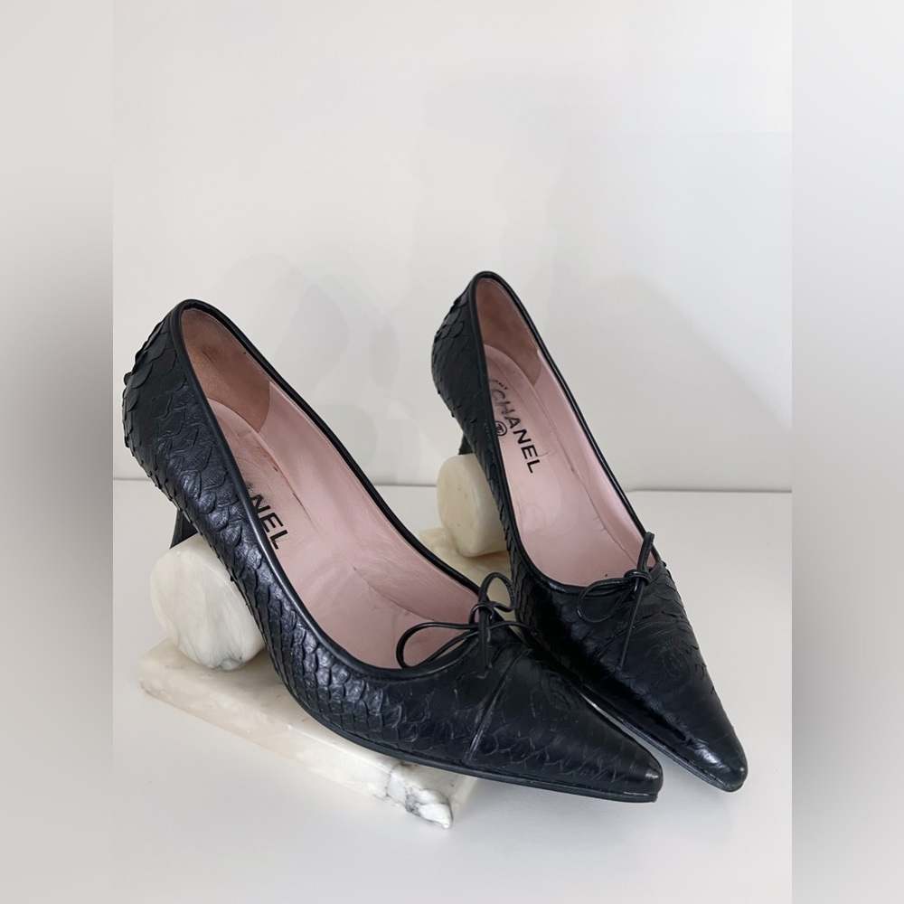Authentic vintage Chanel pointy toe pumps 37